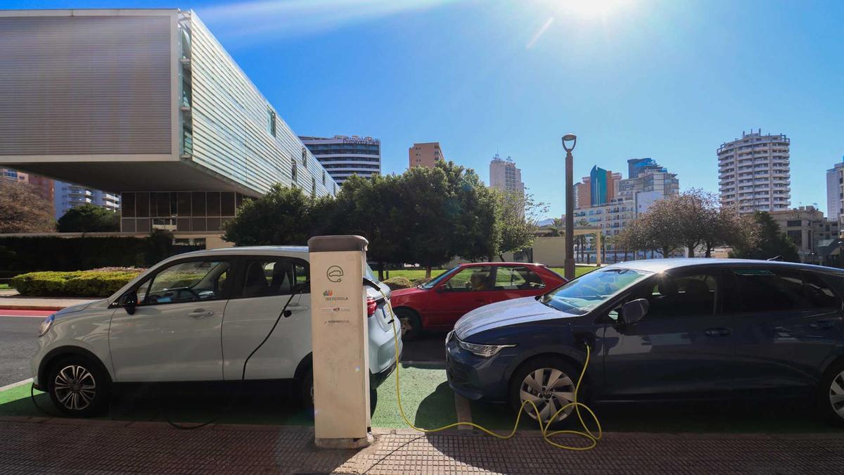 El plan persigue la implantación del coche elécrico y la adecuación de las recargas a la demanda.