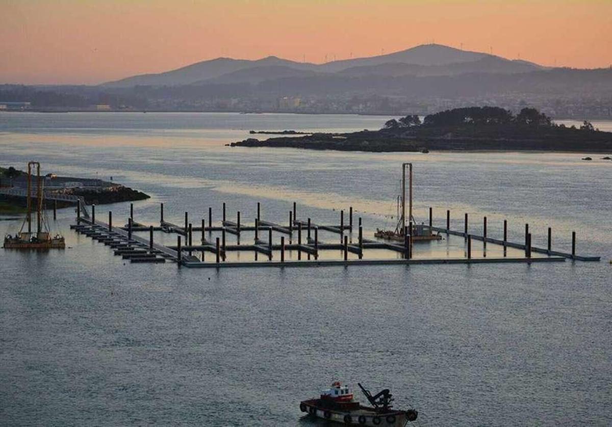 El nuevo puerto deportivo de A Toxa, visto al amanecer desde el Gran Hotel La Toja. // CNIT