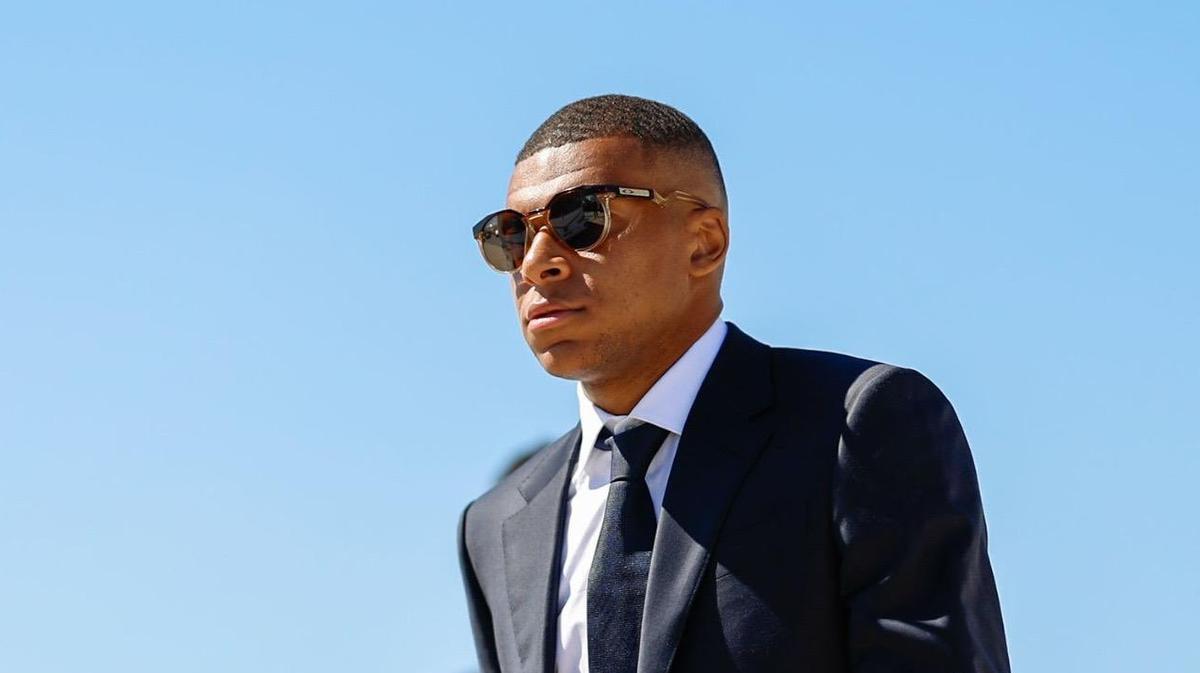 Mbappé, vestido de traje