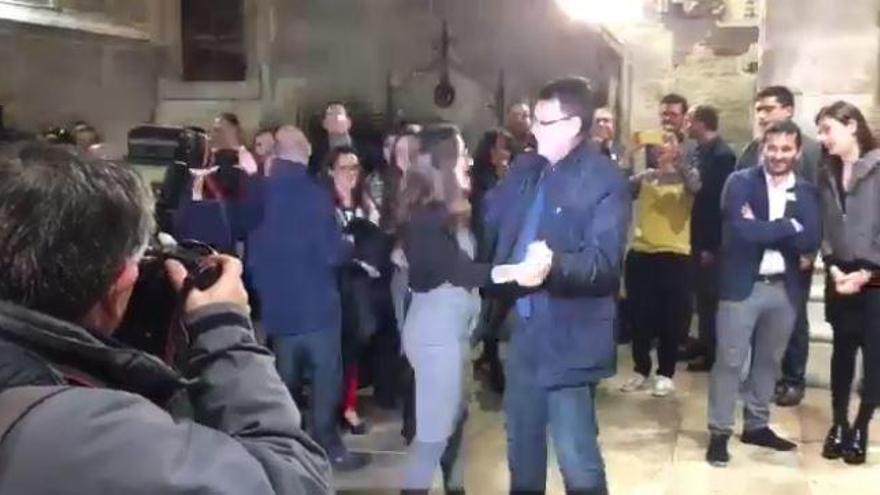 Mónica Oltra y Enric Morera se marcan un baile en el Palau de la Generalitat