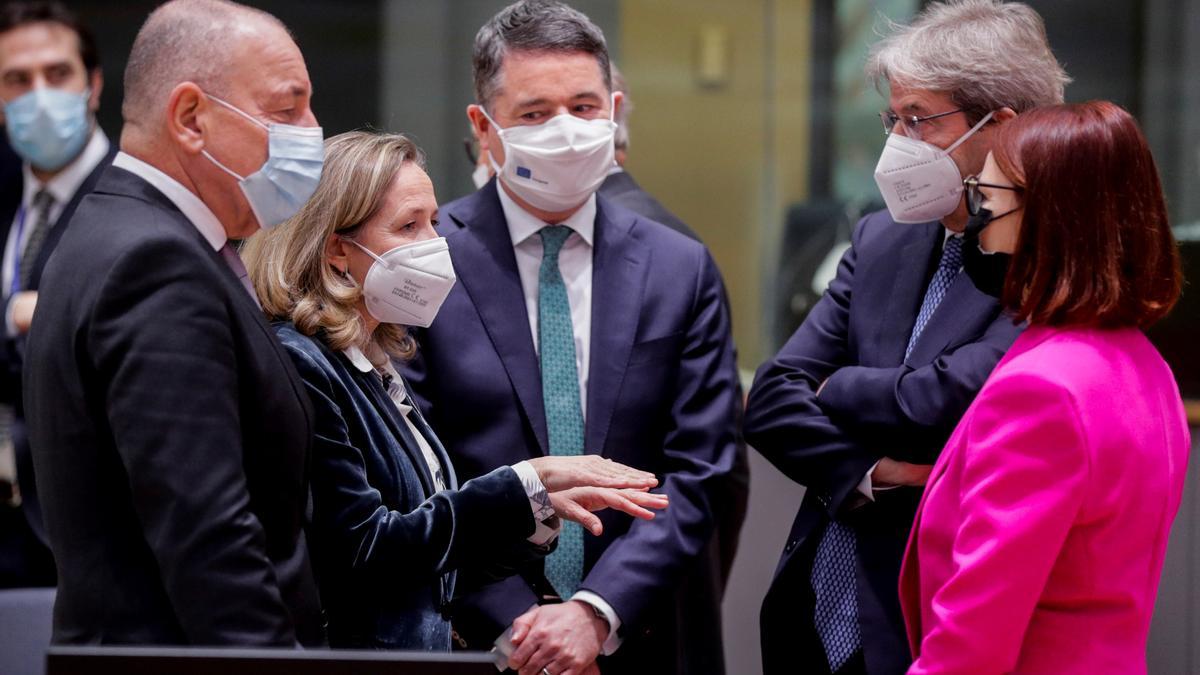 La vicepresidenta y ministra de Economía, Nadia Calviño, conversa con sus homólogos al margen de la reunión del  Eurogrupo.