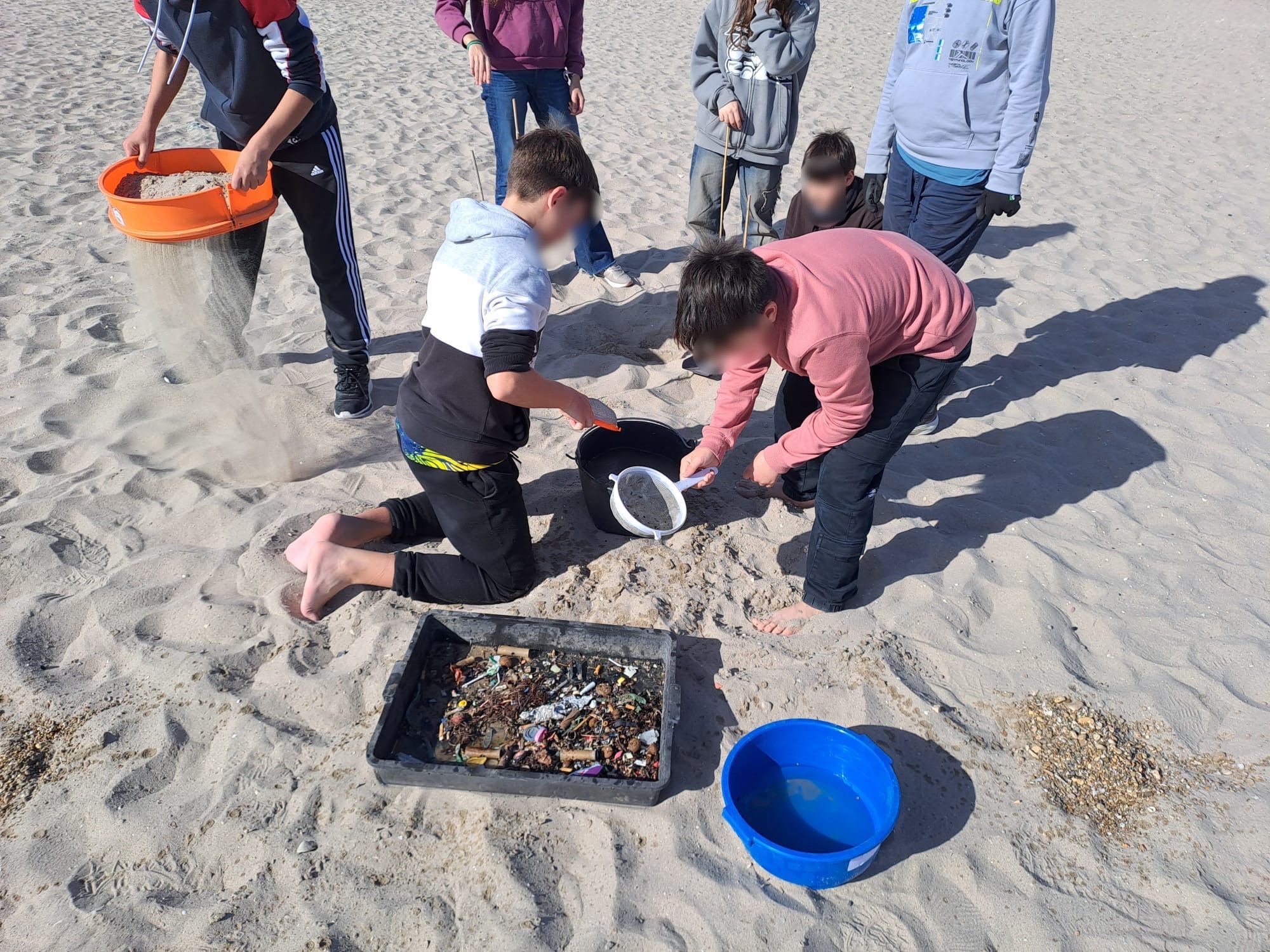 Restos de suciedad en la playa Carrer la Mar de El Campello