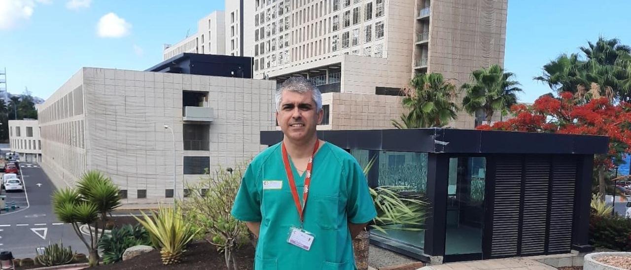 El enfermero Yeray Santana en el exterior del Hospital Universitario Insular de Gran Canaria