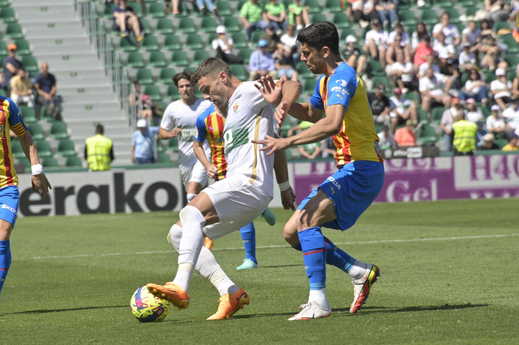 El Elche pone la alfombra al Valencia (0-2)