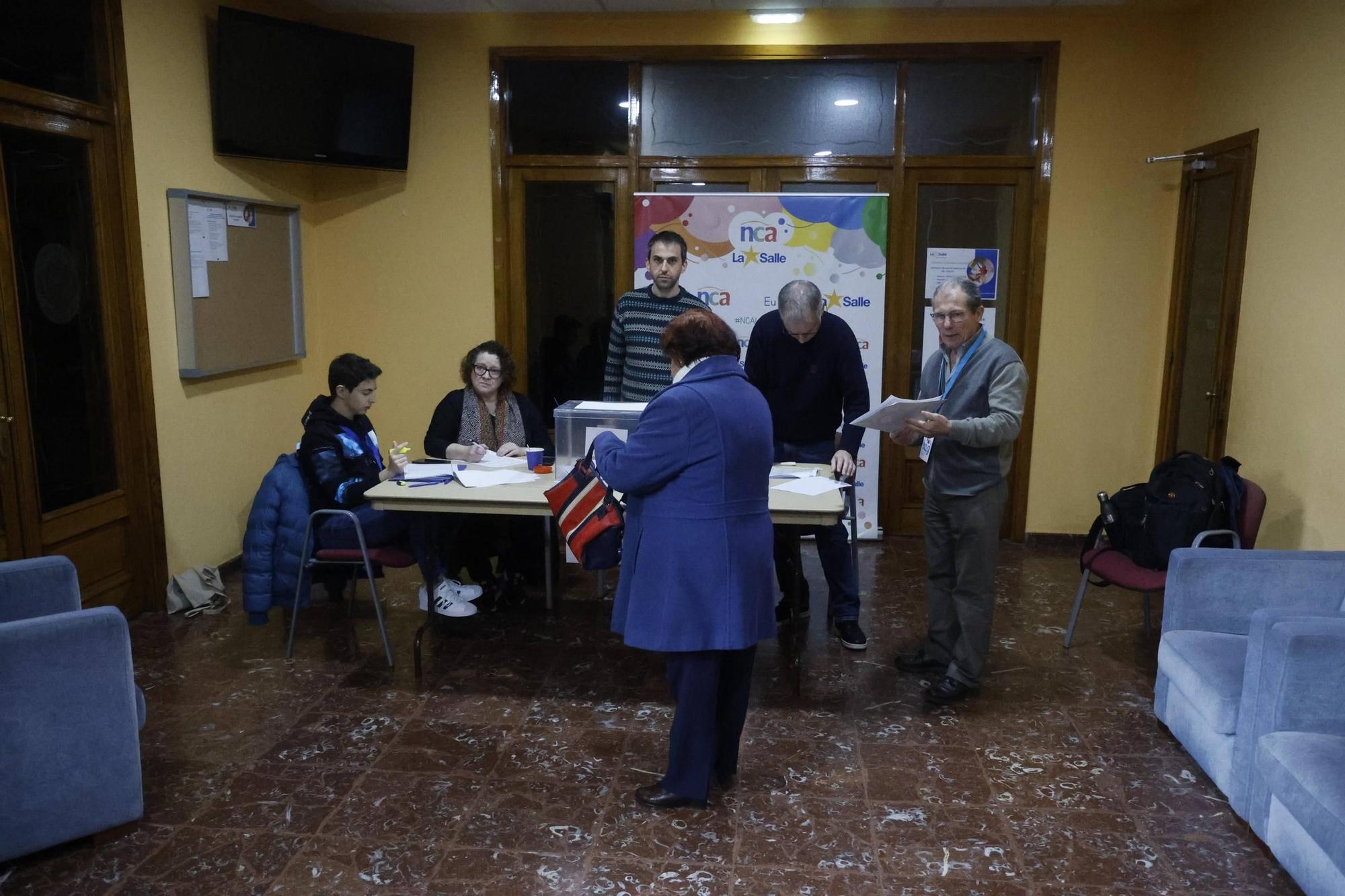 Las imágenes de los colegios electorales en Santiago