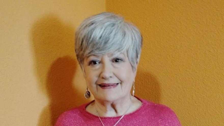 Graciela Rabuñal con su nuevo libro. | LOC