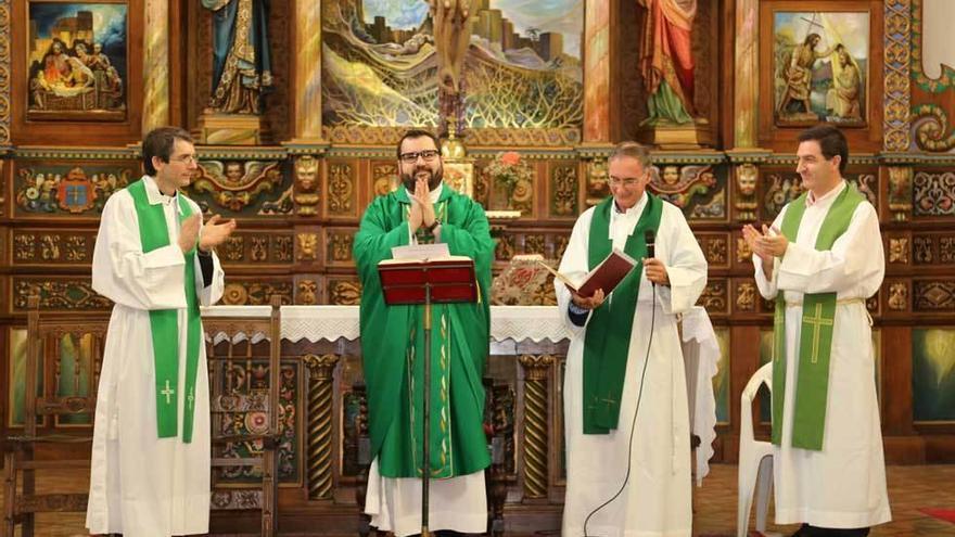 Por la izquierda, Pablo Gato y César Augusto Acuña, junto a otros dos sacerdotes, el domingo.