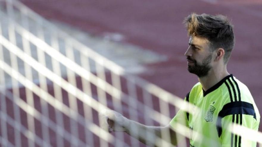 Piqué, centro de todas las miradas en la concentración de la selección