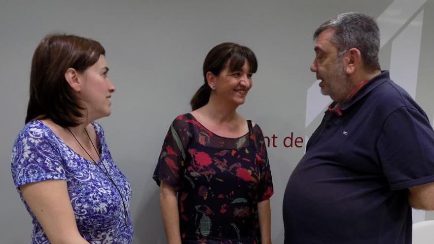 Pilar Izquierdo, d&#039;Invulnerables Manresa, la regidora Àngels Santolària i el president de Creu Roja, Miquel Riera, a la presentació de les accions socials