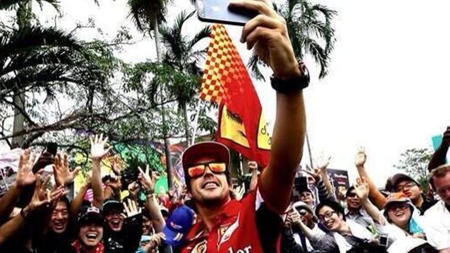 Alonso se hace una foto con los fans en Bahréin.