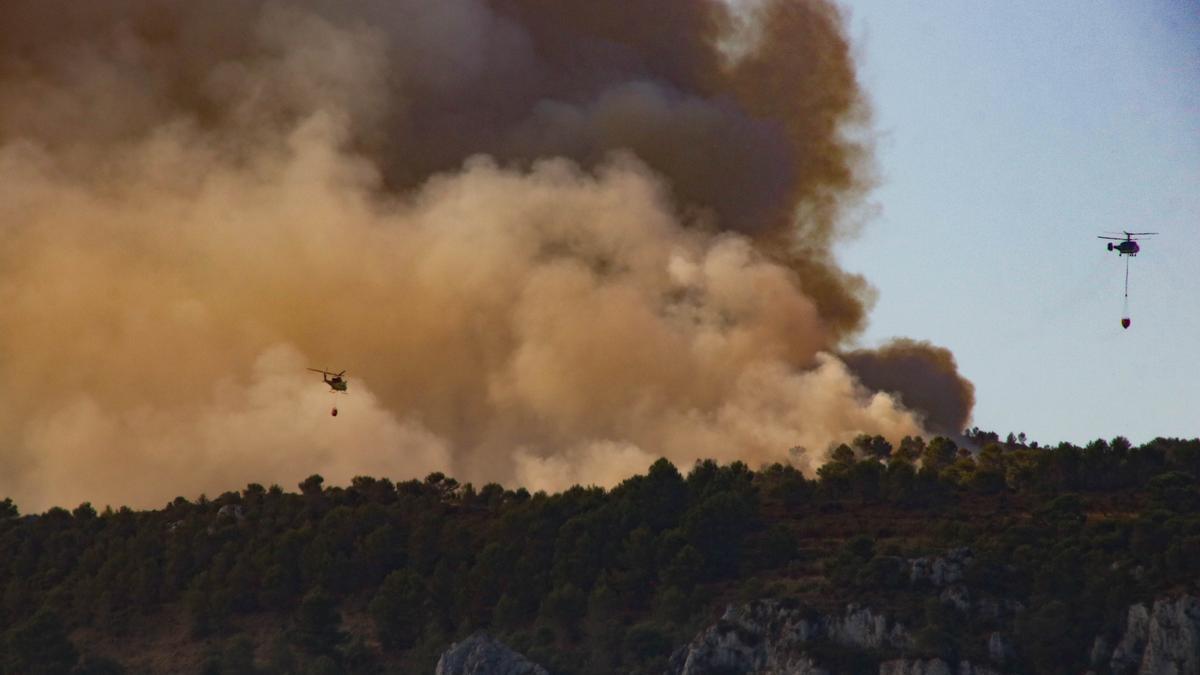 Continúan las labores de extinción del incendio en la Vall d'Ebo