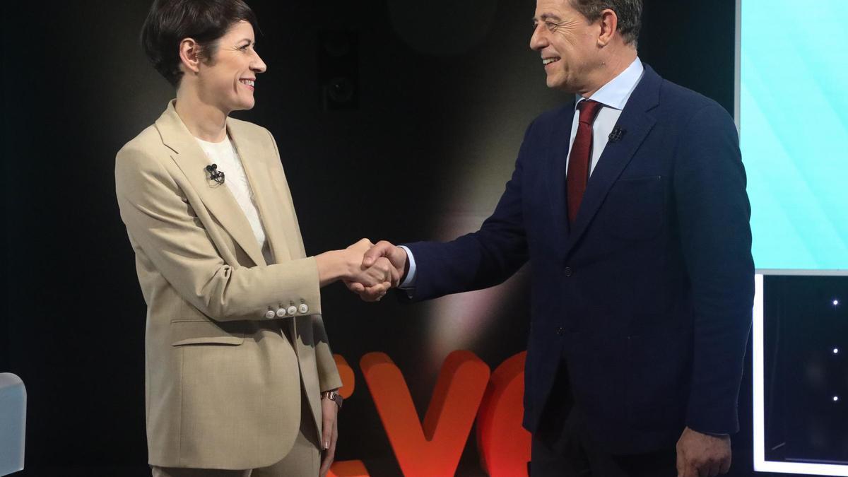 La candidata del BNG, Ana Pontón, y el candidato del PSdeG, José Ramón Besteiro, se saludan antes del debate electoral de TVE el pasado miércoles.