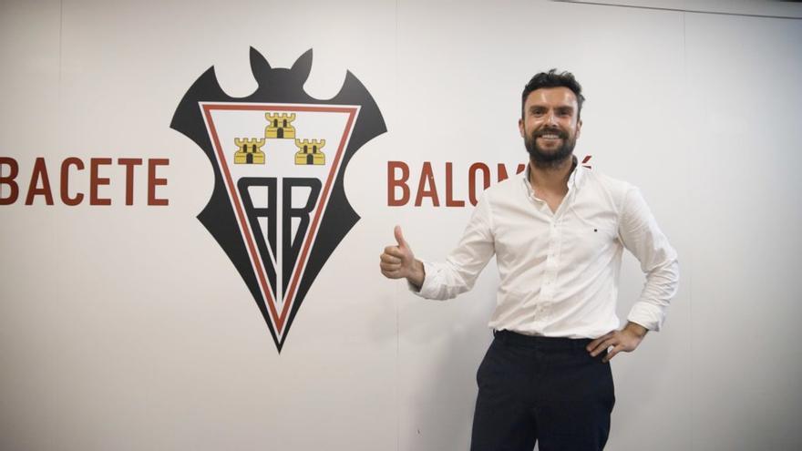 Rubén Albés posa junto al escudo del Albacete.