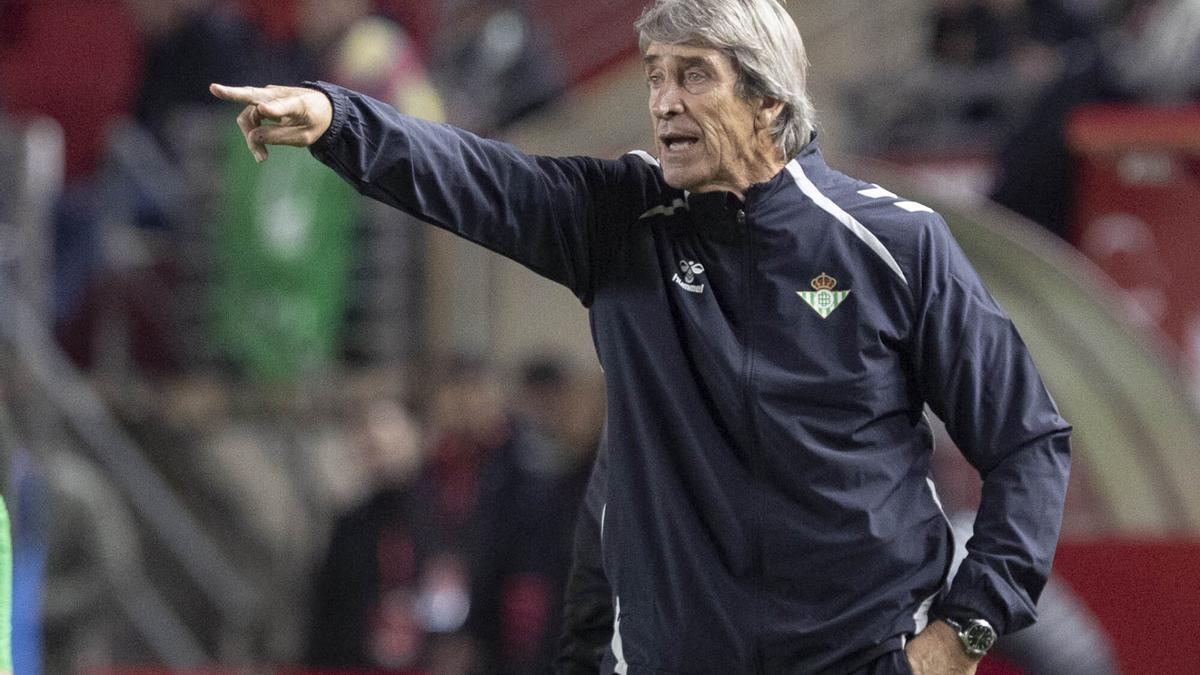 Manuel Pellegrini da indicaciones durante el Real Murcia-Real Betis Balompié de dieciseisavos de Copa del Rey en el Enrique Roca de Murcia.