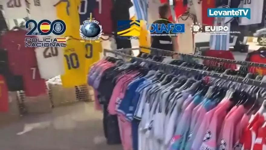 Agentes de la Policía Nacional han intervenido más de 66.000 camisetas y conjuntos de selecciones nacionales de fútbol falsas