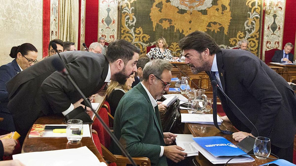The spokesperson for Vox, Mario Ortolá, and the mayor, Luis Barcala (PP), during a full past. The spokesperson for Vox, Mario Ortolá, and the mayor, Luis Barcala (PP), during a full past.