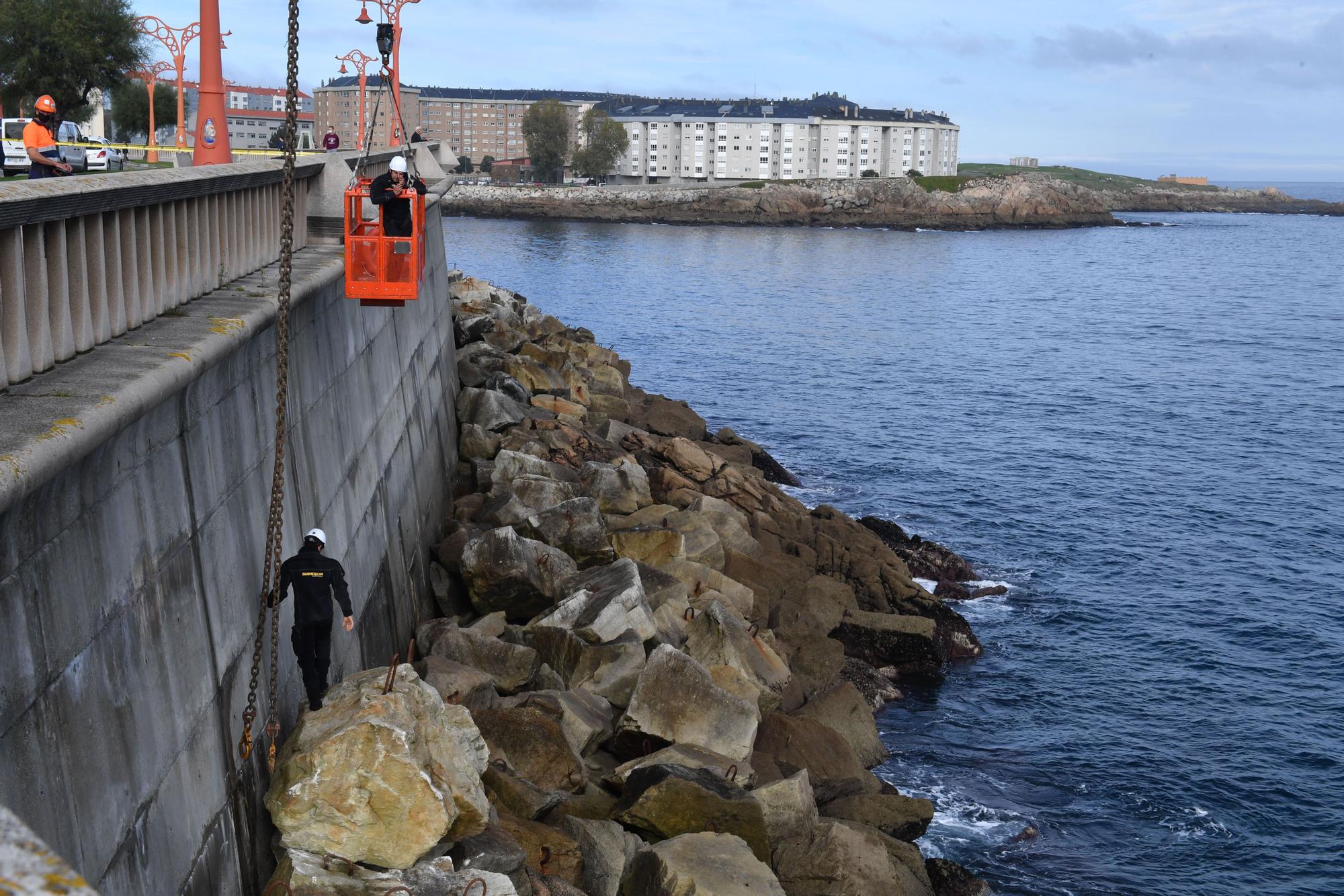 Refuerzo de la escollera en Os Pelamios antes de los temporales de invierno en A Coruña