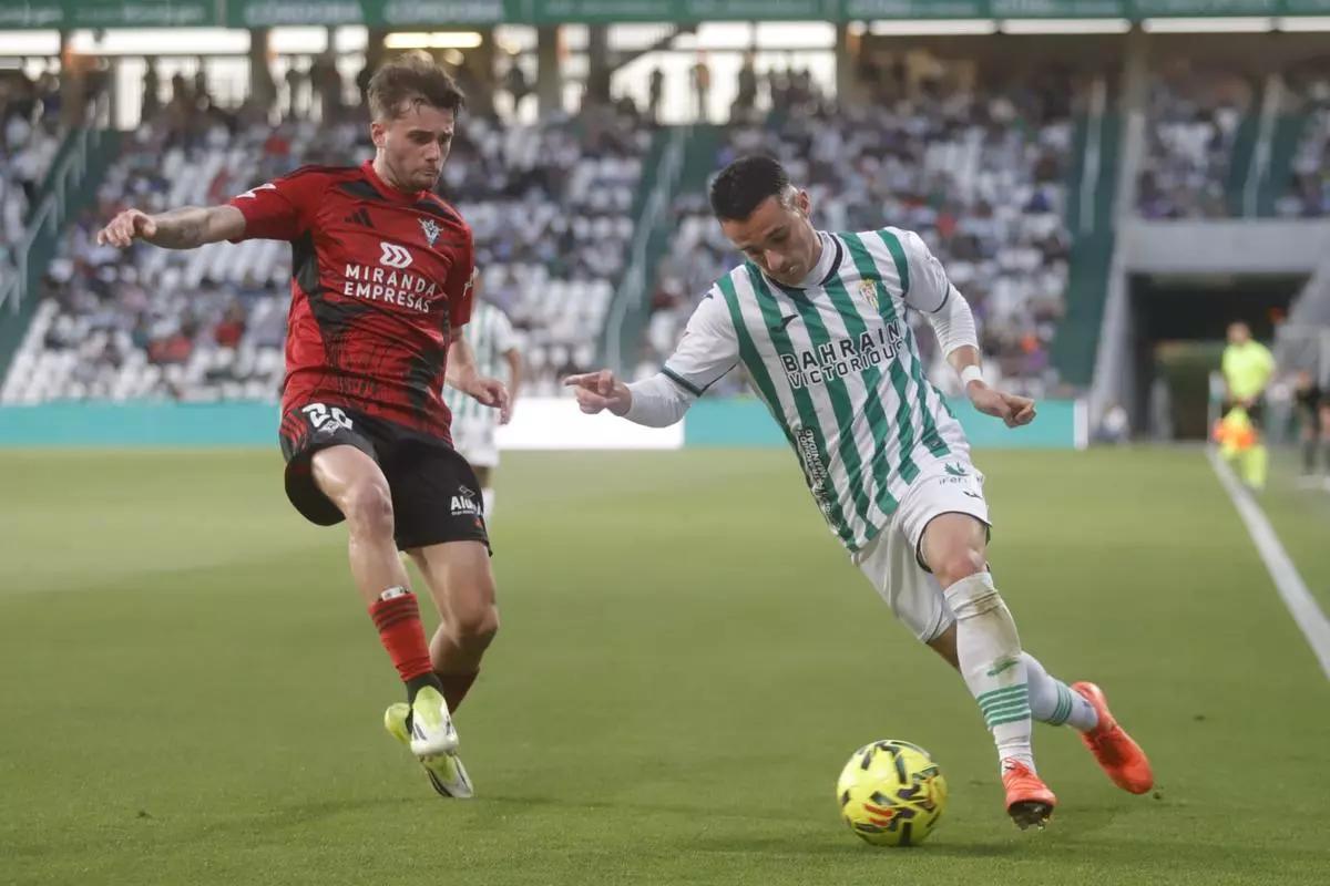 Diego Bri conduce el esférico en una acción del choque ante el Mirandés.