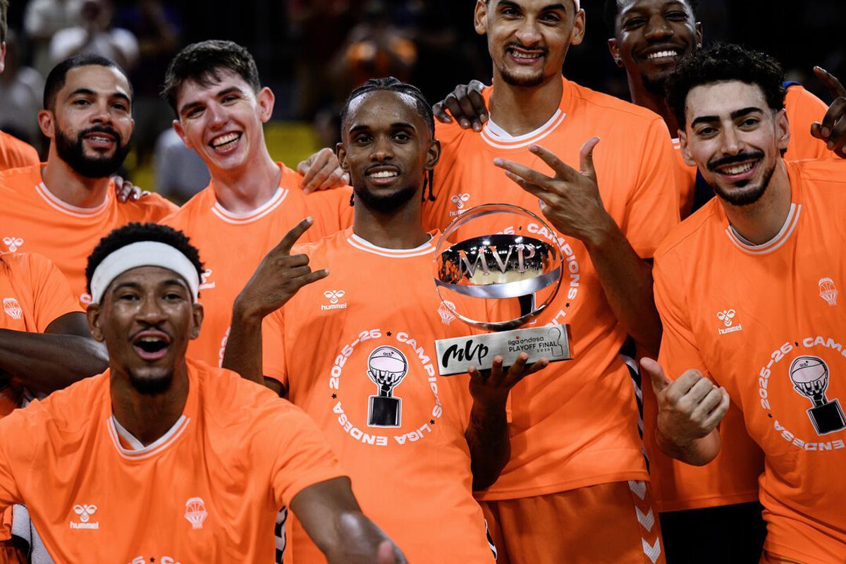 Jean Montero, sonriente con sus compañeros con el trofeo de MVP de la final.