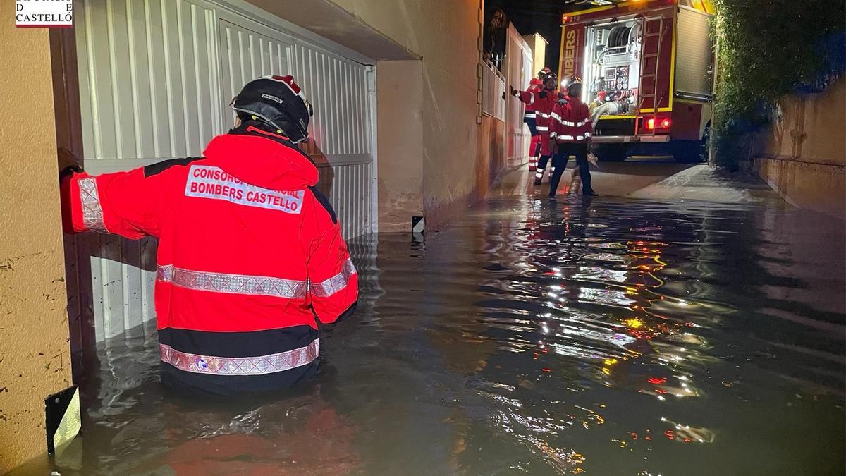 Los bomberos siguieron durante toda la jornada con los achiques de agua en viviendas de Nules, Moncofa y Burriana.