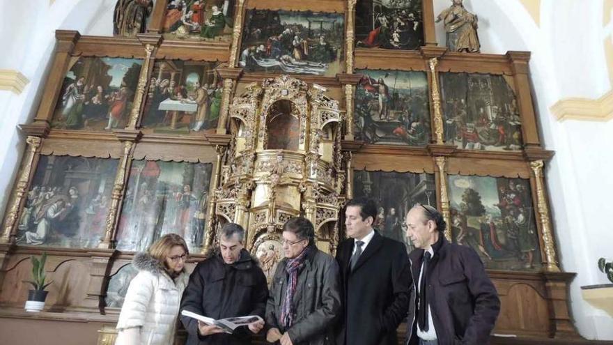 El director de Patrimonio, Enrique Saiz (centro), atiende a la explicaciones sobre la restauración.