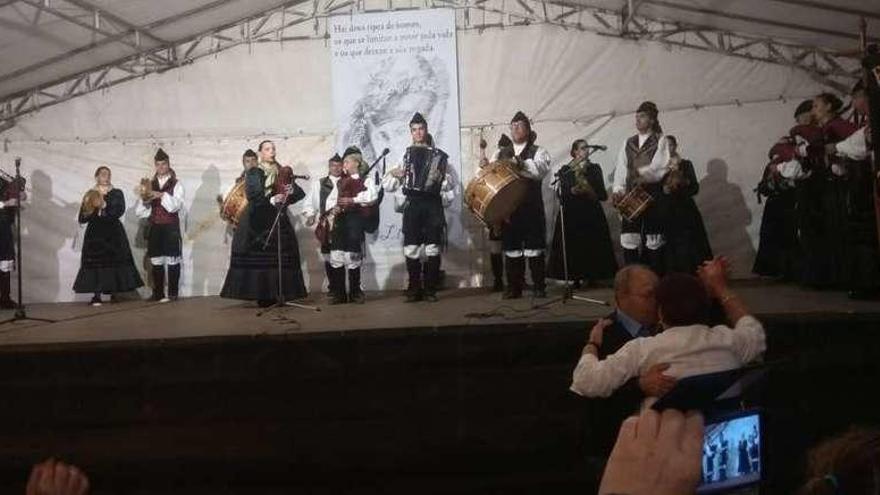 Un momento del festival de homenaje a Anxo Gago en el campo de Arnado, en el lugar de Vilanova de la parroquia de O Hío. // S.Á.