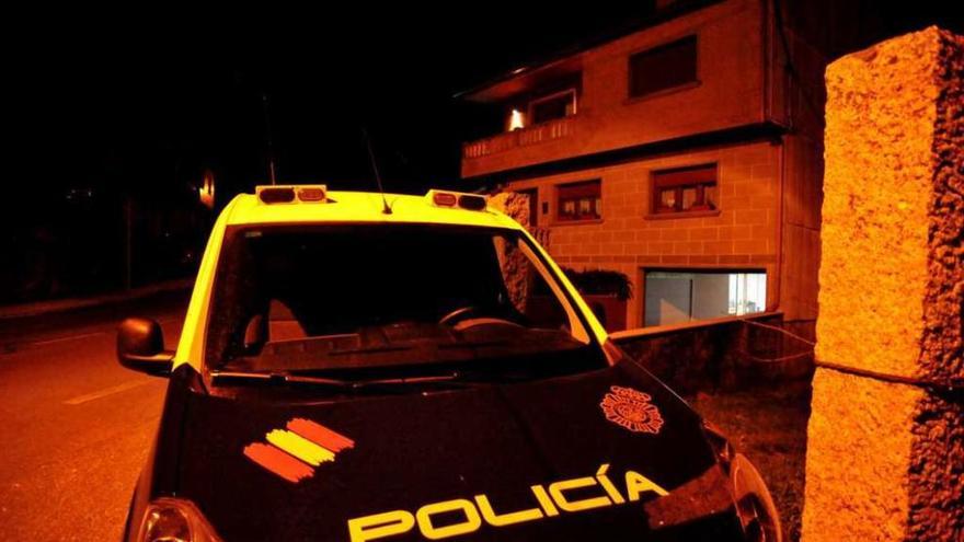 El registro practicado por la Policía en la casa de Eugenio Sande. // Iñaki Abella