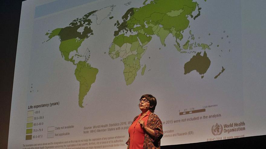 María Rosario Fernández, ayer, en el teatro Filarmónica de Oviedo, durante su “monólogo científico”. | Miki López