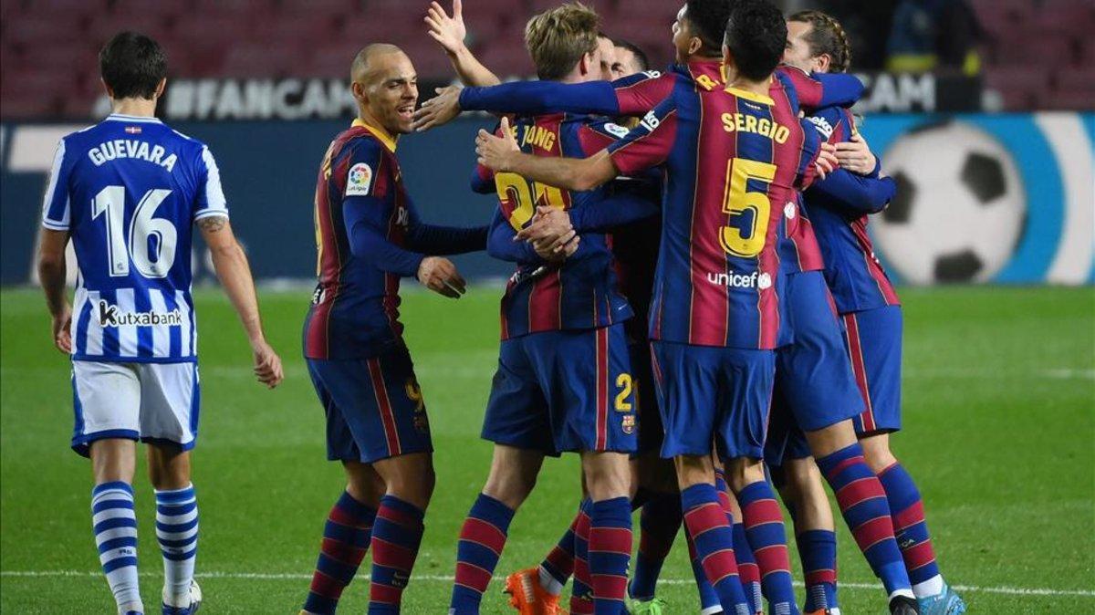 Los jugadores del Barça celebran el gol de De Jong