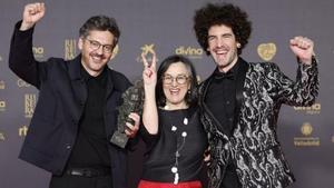 Chelo Loureiro, con Martín Romero (i.) e Iván Miñambres, en los Goya.