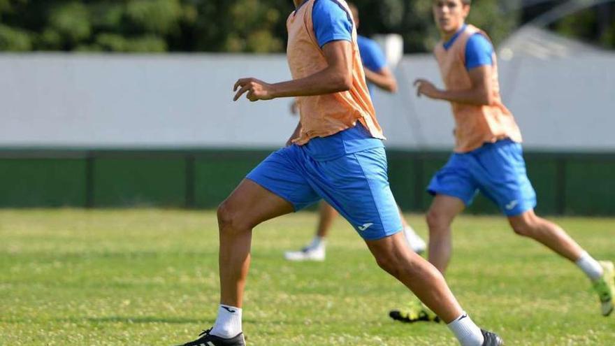 Miguel Loureiro corre xunto ao balón durante un adestramento. // Gustavo Santos