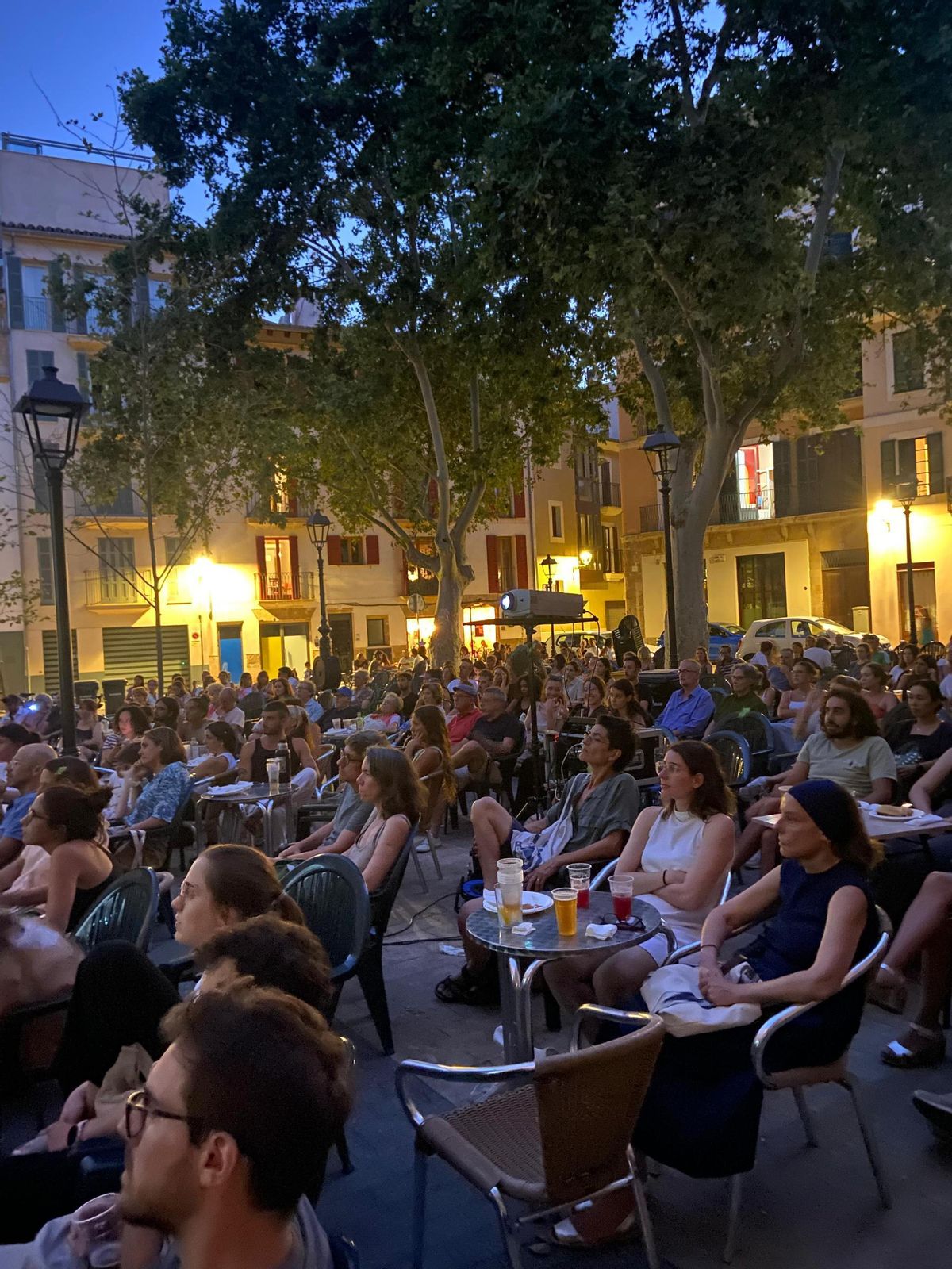 Cine al aire libre por las fiestas de la asociación de vecinos de Canamunt.