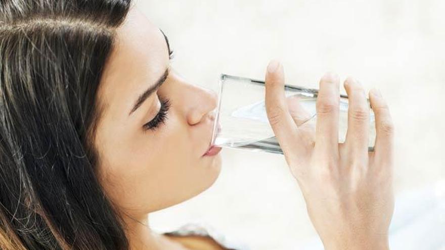 Beber agua a sorbos es un buen remedio para acabar con el hipo.