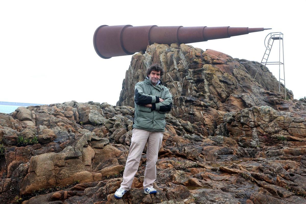 Enrique Saavedra, autor del 'mirón' gigante que divisa el Atlántico desde Arteixo