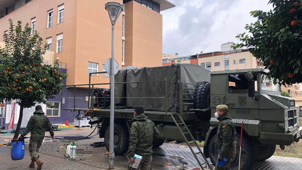 El Ejército realiza tareas de desinfección en la residencia de Massanassa afectada por un brote de coronavirus