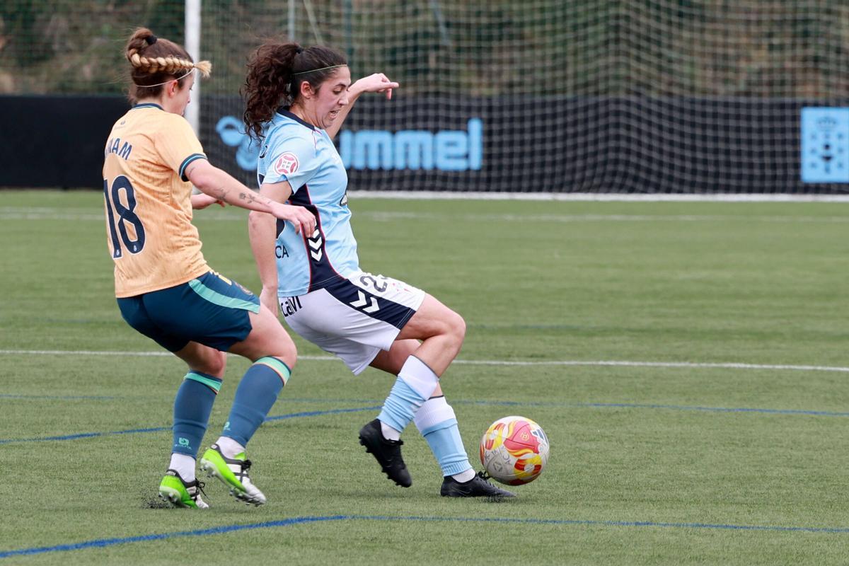 Nerea Cuquejo controla el balón Nerea Cuquejo controla el balón