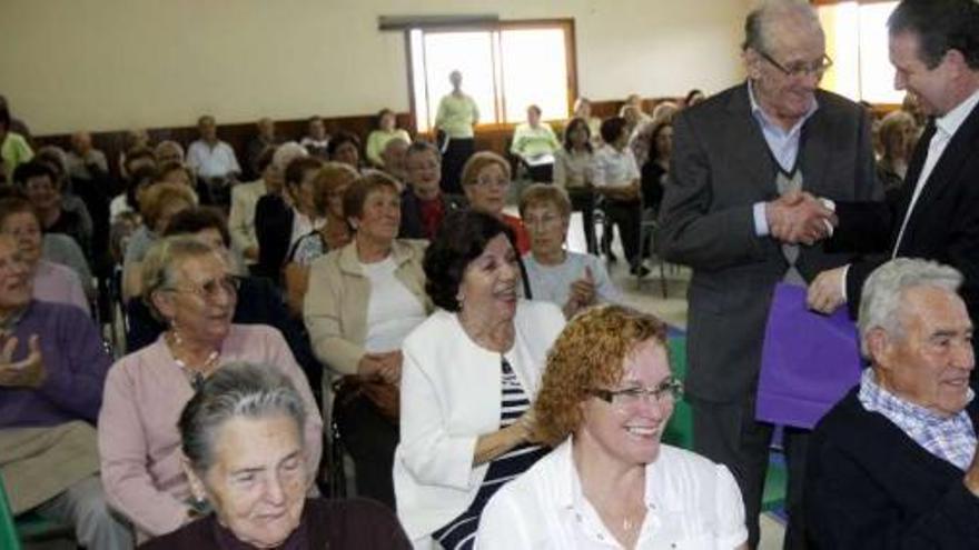 El alcalde Abel Caballero entrega regalos en la fiesta de los mayores de Cabral.  // José Lores