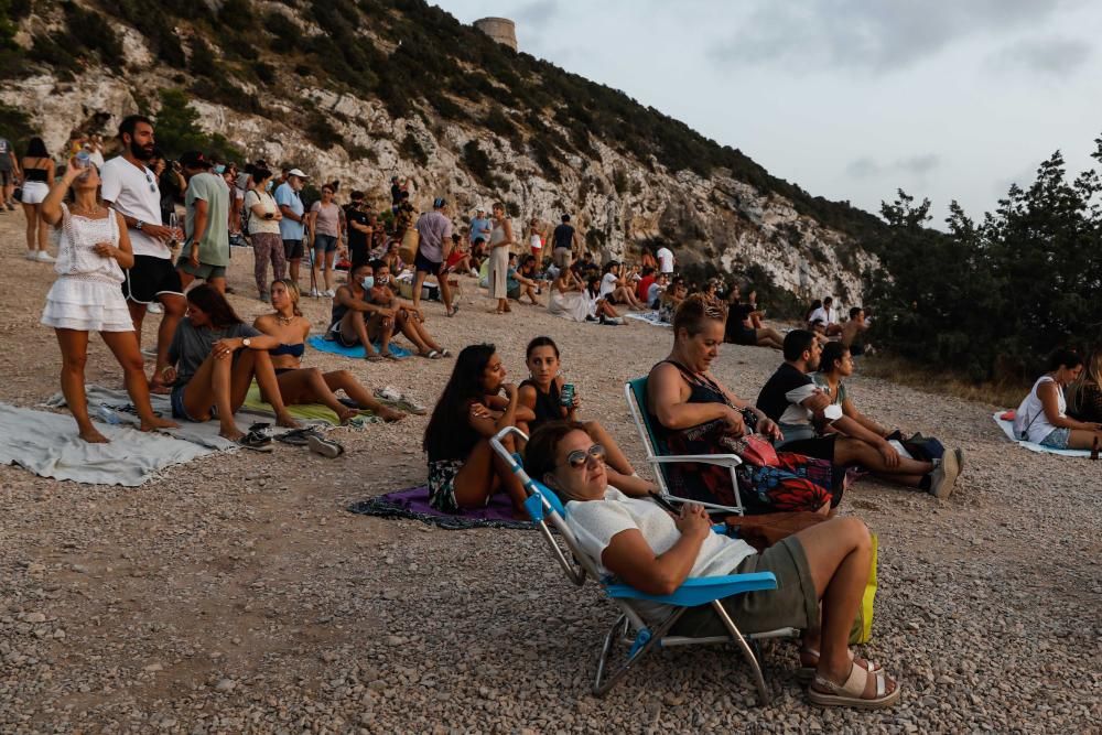 Aglomeraciones para ver el atardecer frente a es Vedrà