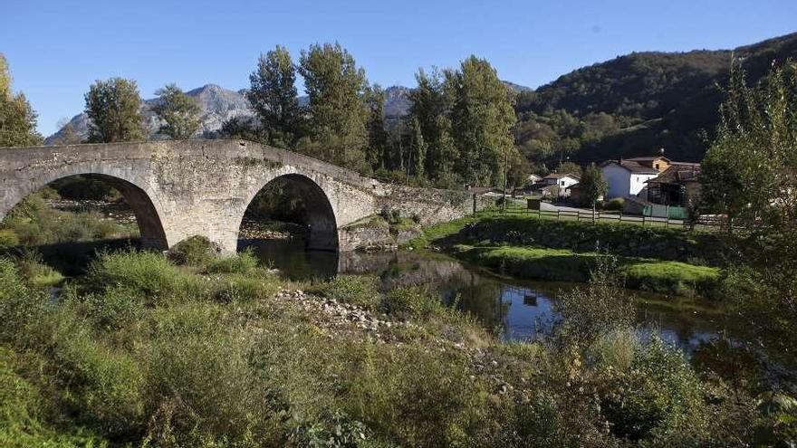 El Puente d&#039;Arcu de Laviana, que finalmente será rehabilitado.