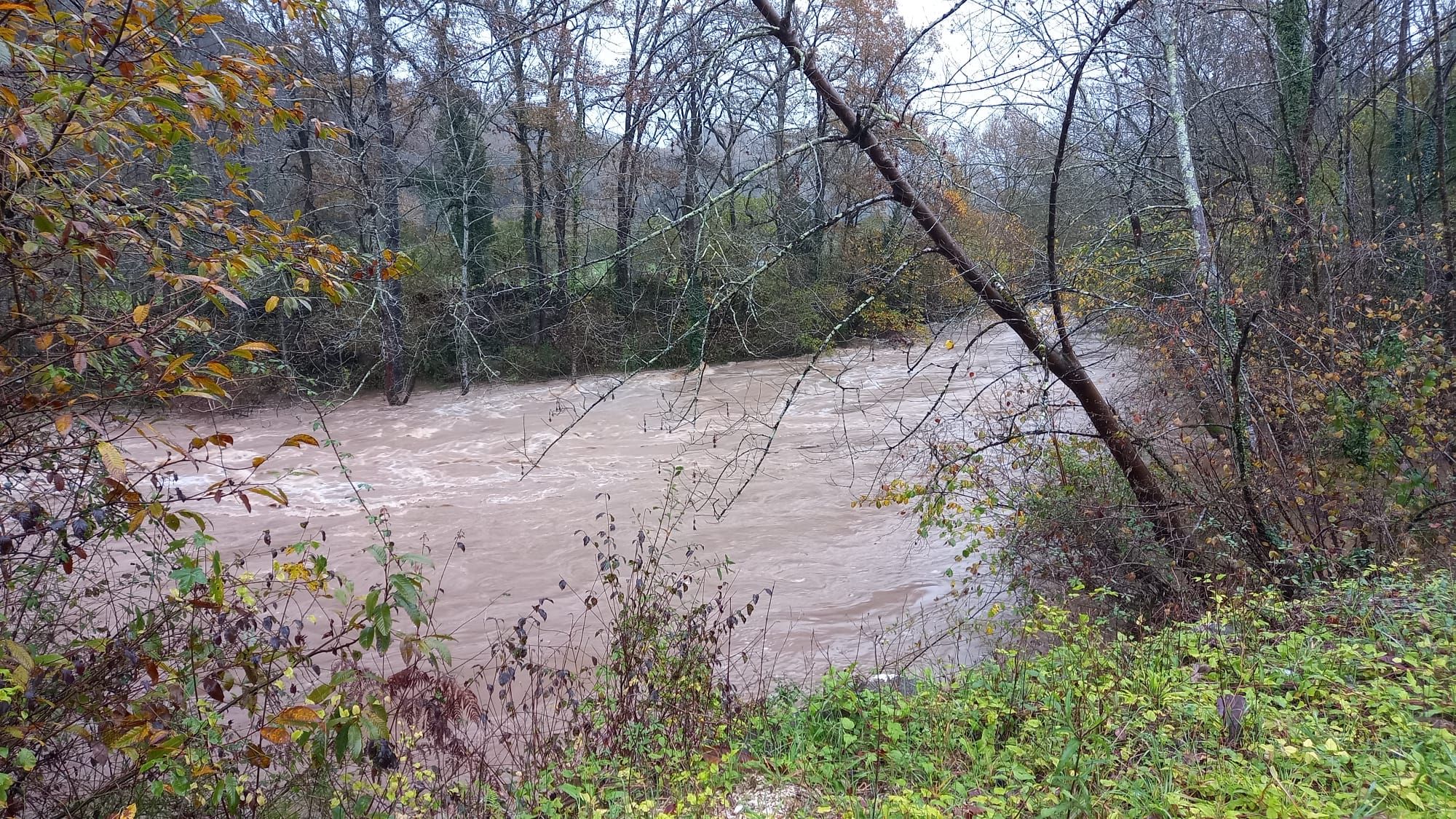 Temporal en Asturias: la lluvia complica la situación en muchos puntos de la región, con alerta amarilla