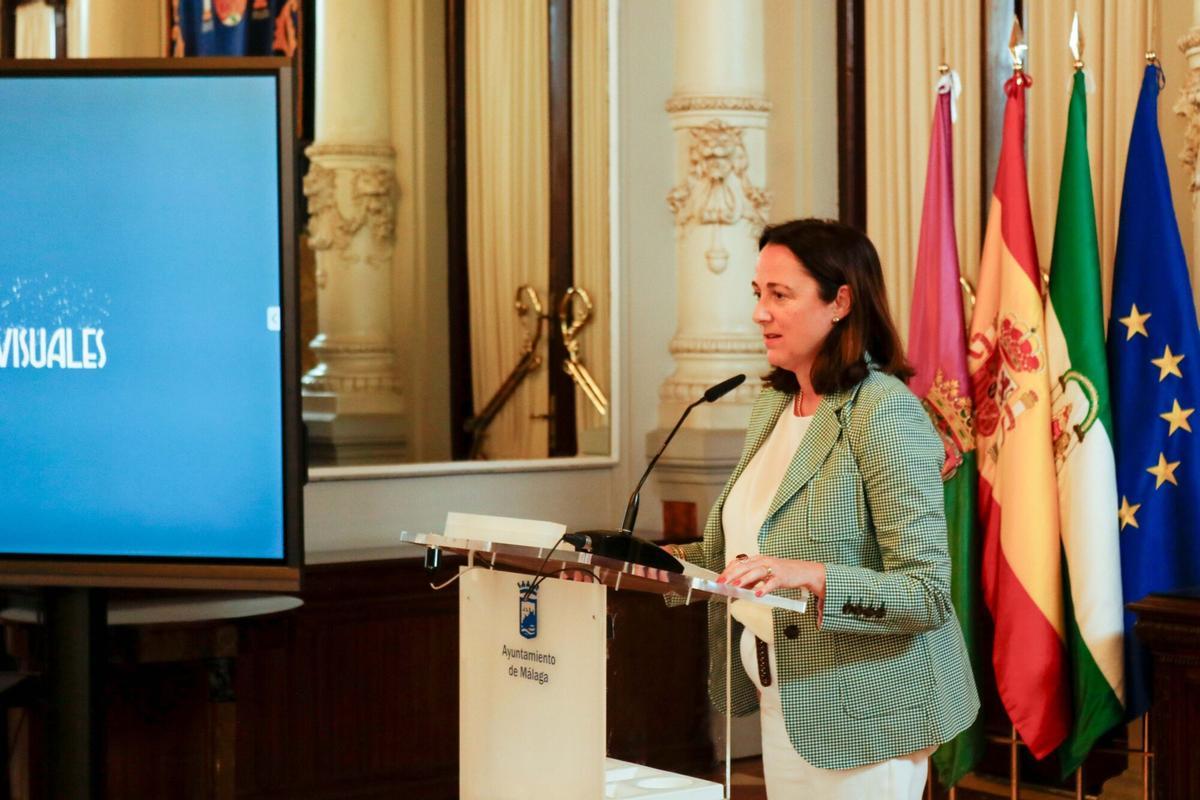 MLG 08/05/2024 El alcalde de Málaga, Francisco de la Torre, junto a la edil delegada de Cultura y Patrimonio Histórico, Mariana Pineda; la responsable de Larios Azahara Margón; la directora de Actividades Culturales de Fundación Unicaja, Emilia Garrido; y la responsable de Comunicación y Relaciones Externas de Cervezas Victoria, Genoveva Ferragut, presenta las actividades de la XV edición de la Noche en Blanco