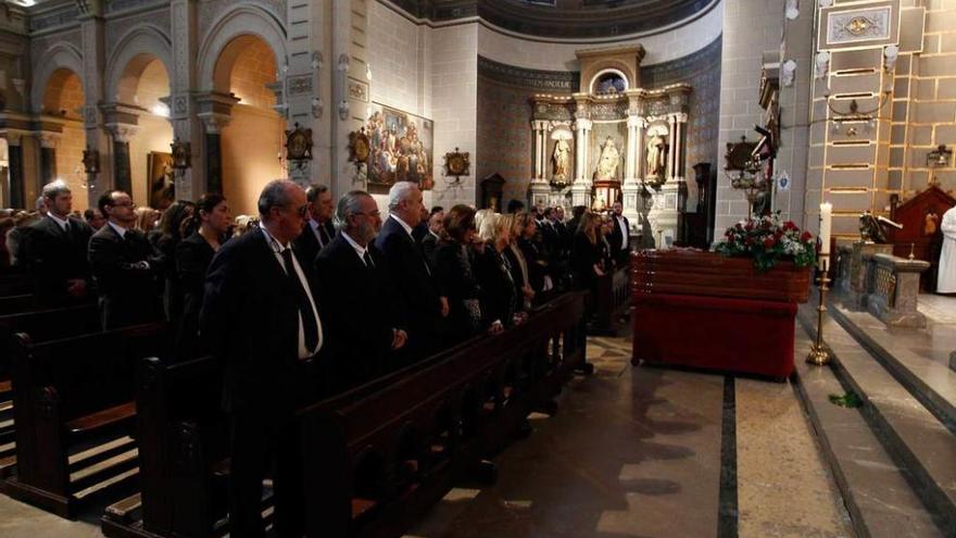 San Juan, durante el funeral por Emilia de Aspe. En primera fila, de izquierda a derecha, sus hijos Antonio, Juan, Carlos, Teresa, Aurora (Maro), Carmen, Cristina y Emilia (Mili) Serrano. En tercera fila, Alfredo Martínez. En el recuadro, una imagen de la fallecida.