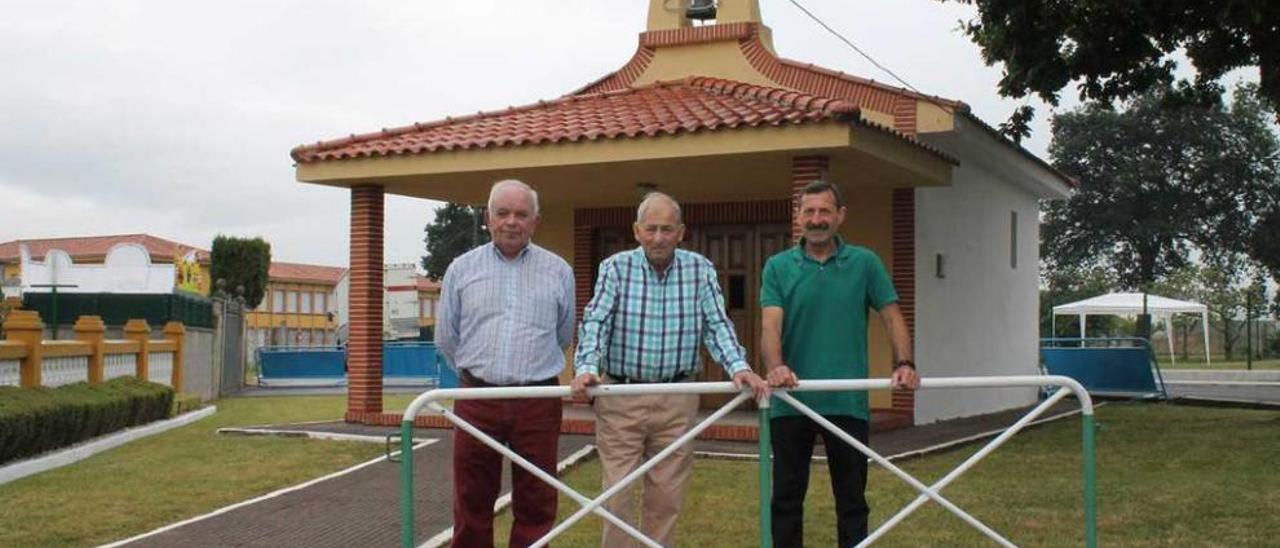 Por la izquierda, Juan Cima, Manolito &quot;El Pegu&quot; y Roberto Nicolás, ayer, junto a la capilla.