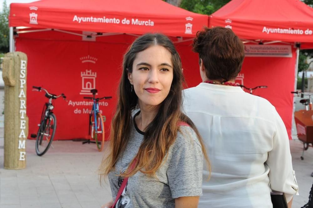 La moda se pasea por el puente nuevo con 'Murcia Cycle Chic'