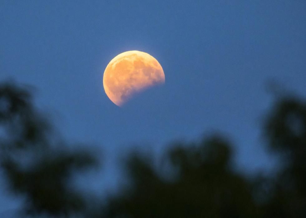 Eclipse lunar parcial sobre Budapest.