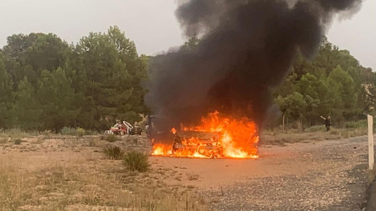 Incendio de un vehículo en la A7 junto al Maigmó en imagen de archivo.