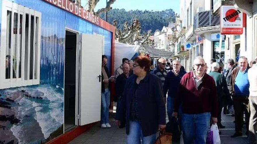 Contenedor de la Alcaldía de Cangas en apoyo a los afectados.  // G.N.