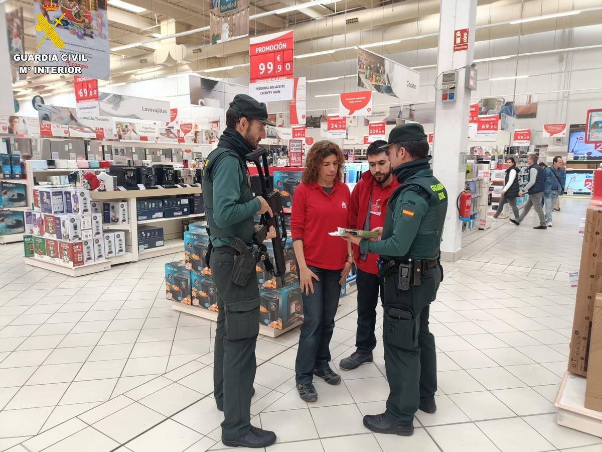 Agentes de la Guardia Civil en un establecimiento comercial.