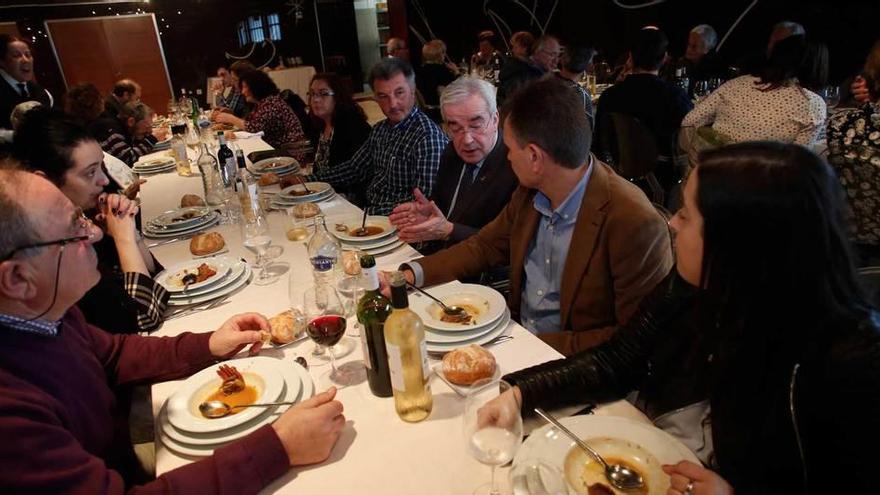 En primer término, a la izquierda, Dimas García y, a su lado, Arantza Peláez; al otro lado de la mesa, Alba Escandón, Jorge Suárez, Alberto Vizcaíno y José Luis Gutiérrez, ayer, durante la comida en un conocido restaurante de Santolaya.