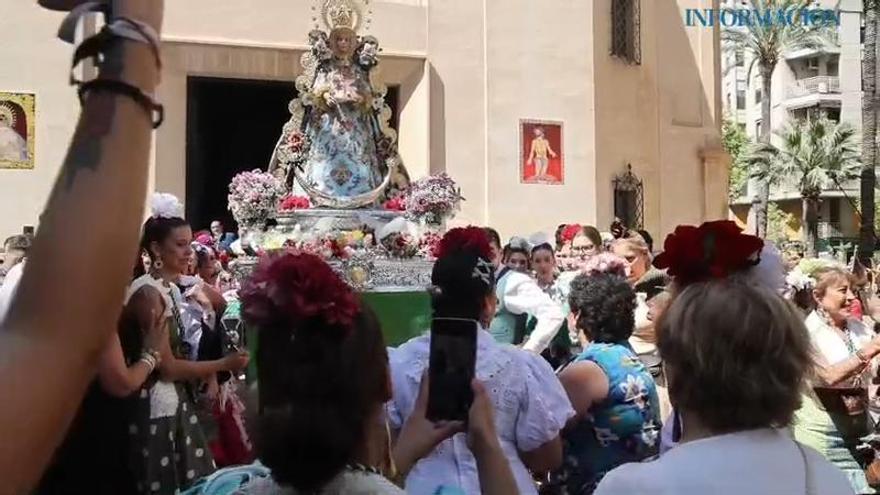 La Blanca Paloma de Elche estrena cetro en su salida en romería